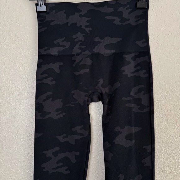 Spanx black camo Look at me leggings seamed XS - Picture 3 of 10